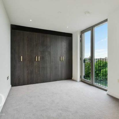 2 bedroom property to rent in London - Photo 1