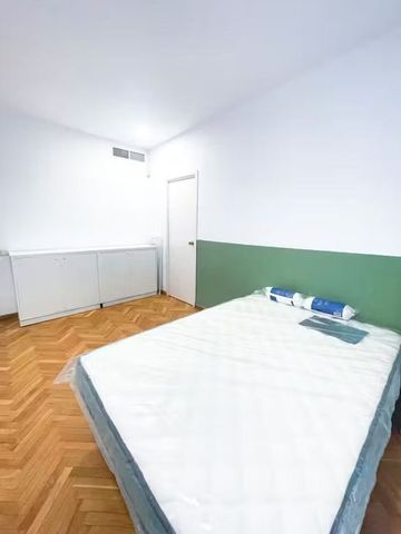 Carrer de Calvet, Barcelona, Catalonia 08021 - Photo 3