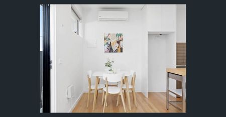 Sunny split level apartment in a boutique block! - Photo 3