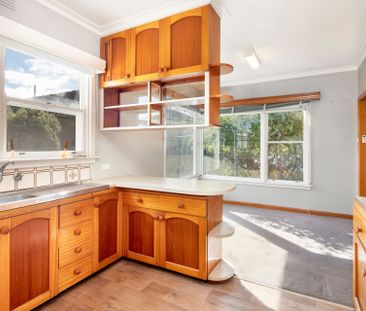 SPACIOUS THREE BEDROOM HOME WITH SHED - IDEAL LOCATION - Photo 2