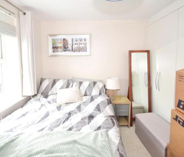 1 bedroom in a house share to rent - Photo 2