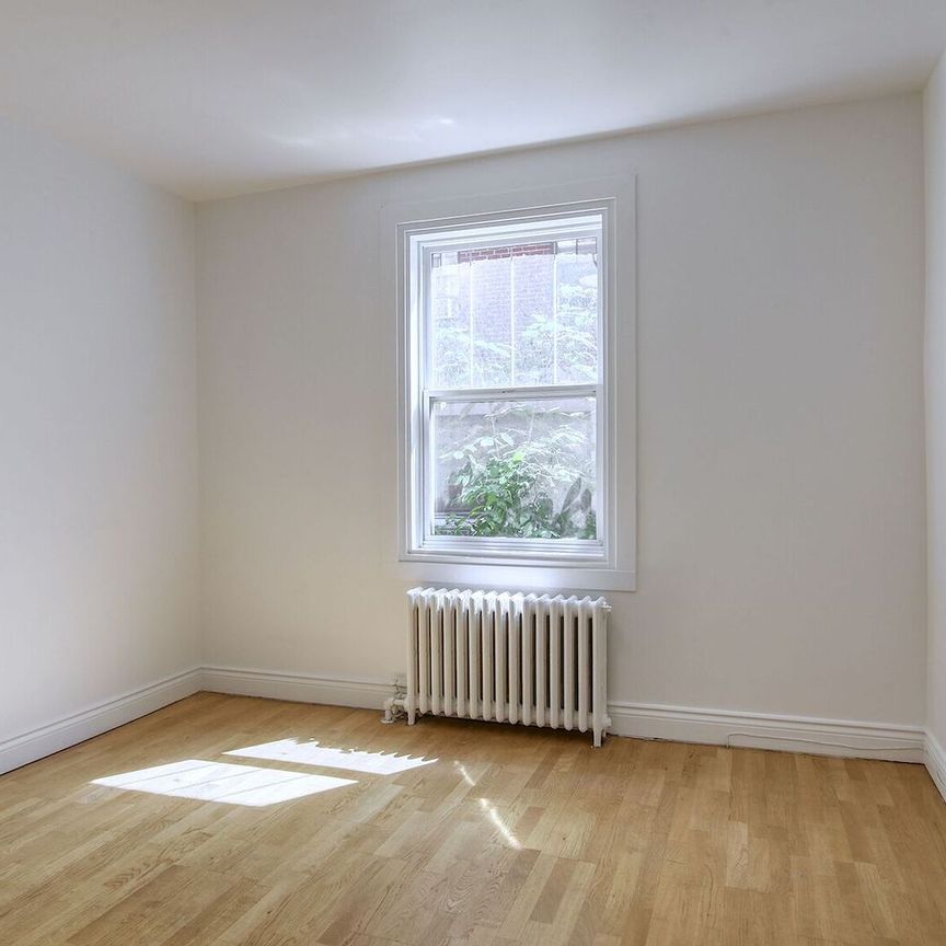 3730 Chemin Queen Mary, Montréal, QC - Photo 1