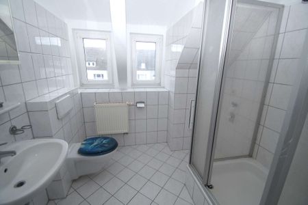 3-Zimmer-Wohnung im Dachgeschoß mit separater Küche und Dusche, renoviert, ab sofort - Photo 3