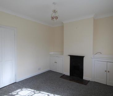 2 bedroom ground floor flat to rent - Photo 2