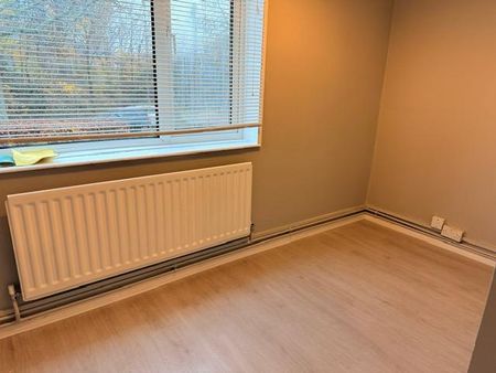 3 bedroom flat to rent - Photo 3