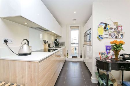 A well-presented one bedroom modern apartment situated on the third floor of this modern development (with lift) in Hoxton, close to Old Street and Angel stations. - Photo 4