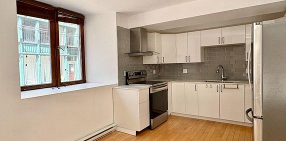 Stunning renovated loft-style 2 bd apartment in OLD MONTREAL - Photo 2