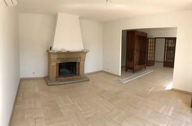 Location Appartement 4 pièces 128m² NIMES 30900 - Photo 1