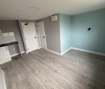 York Road, Northwood HA6, London - Photo 2