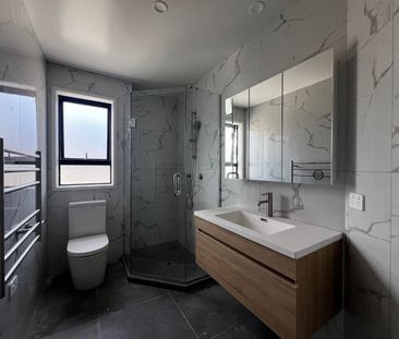 Near new 3 bedroom 2.5 bathroom on Divich - Photo 3