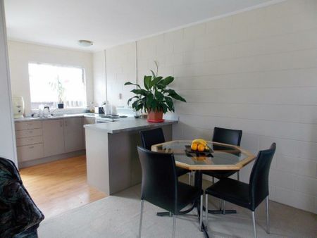 Central Papakura 2 bedroom unit. - Photo 3