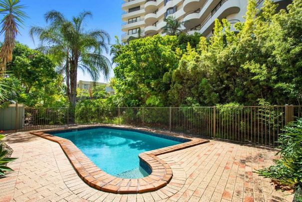 Bright & Breezy 1-Bedroom Apartment in Prime Surfers Paradise Location - Photo 1
