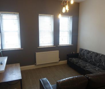 4 bedroom Flat To Let - Photo 1