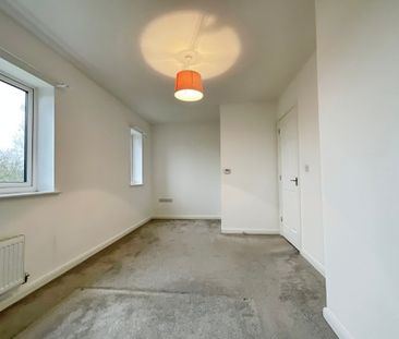 3 bedroom Semi-Detached House to let - Photo 4