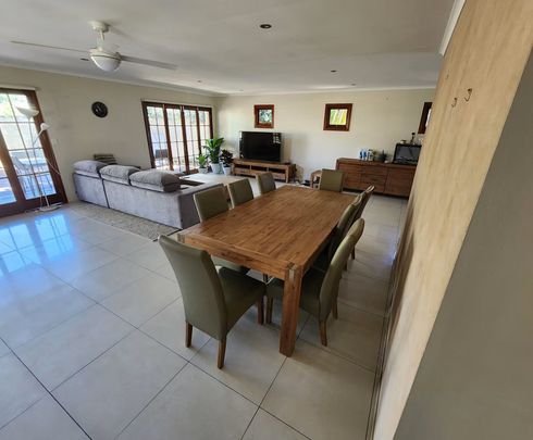 Broadbeach Waters - Photo 1