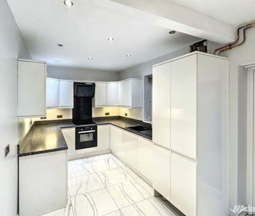 3 bedroom end of terrace house to rent - Photo 2