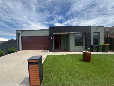Lush Family Home In Sought After Location - Photo 2