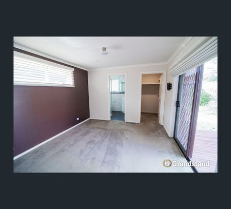 5 Duntroon Drive, Wantirna, Vic 3152 - Photo 2