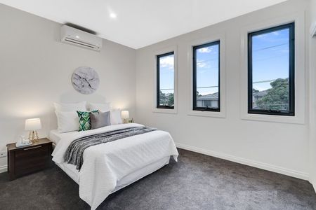 Masterpiece With The Ultimate Contemporary Flair - Photo 4