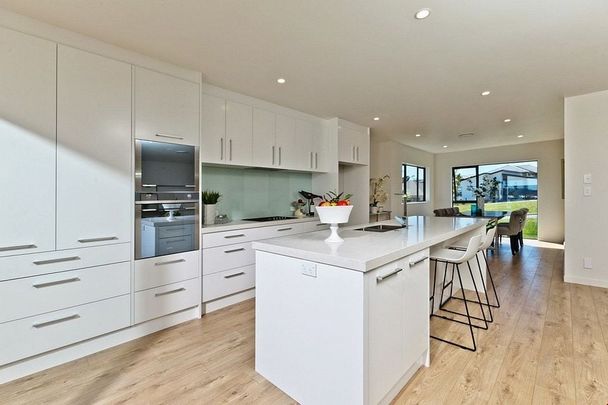 Large family home with pergola deck - Photo 1