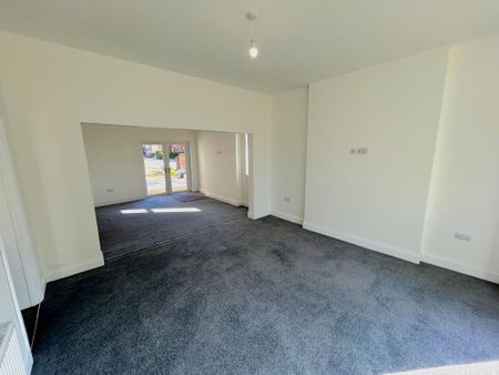 5 bedroom semi-detached house to rent - Photo 2