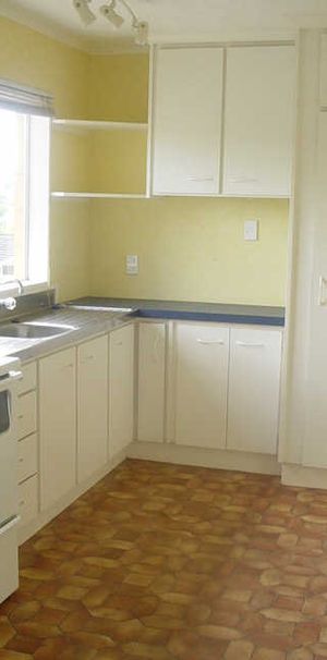 2 bedroom apartment (second level), 1 living, 1 bathroom (separate shower and bath), large balcony with river views, single garage. - Photo 1