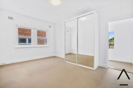 Tranquil Art Deco Apartment with Lock Up Garage - Photo 3