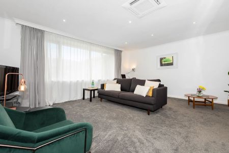 Renovated Top Floor Apartment - Quiet & Convenient Location - Photo 2