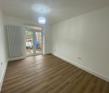 6 bedroom detached bungalow to rent - Photo 1