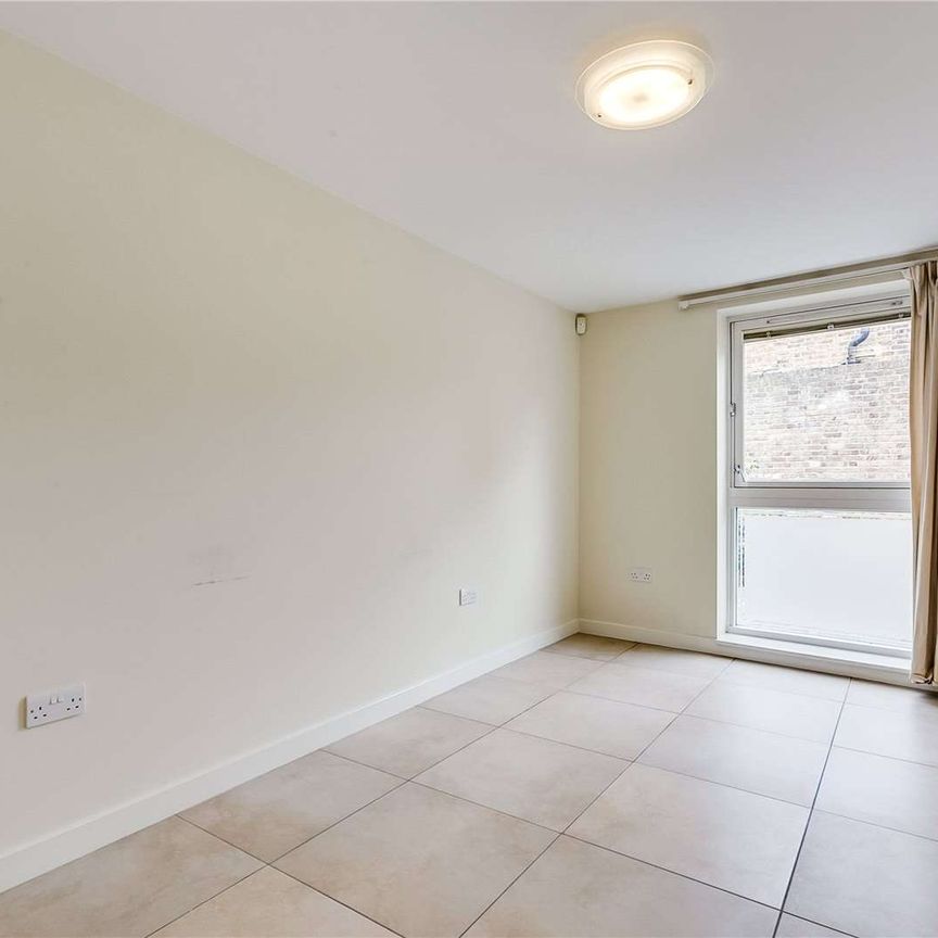 A modern one bedroom home located in a gated mews. - Photo 1