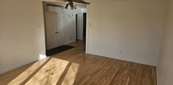 51/2 Propre Et Lumineux — Haut De Duplex - Photo 2
