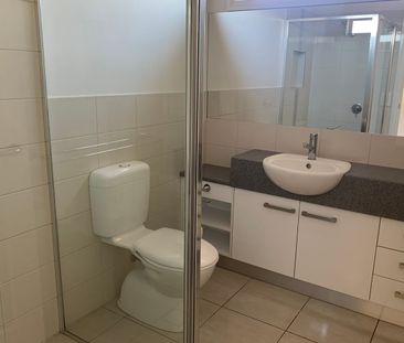 Modern and low maintenance - Photo 5