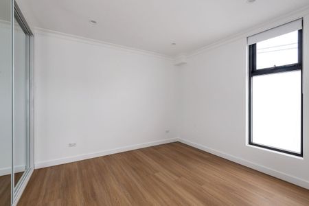 Brand New Free Standing Townhouse Syle Unit - Pet Friendly - Photo 2