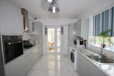 3 bedroom terraced house to rent - Photo 2
