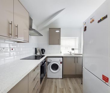 1 bedroom in a house share to rent - Photo 2