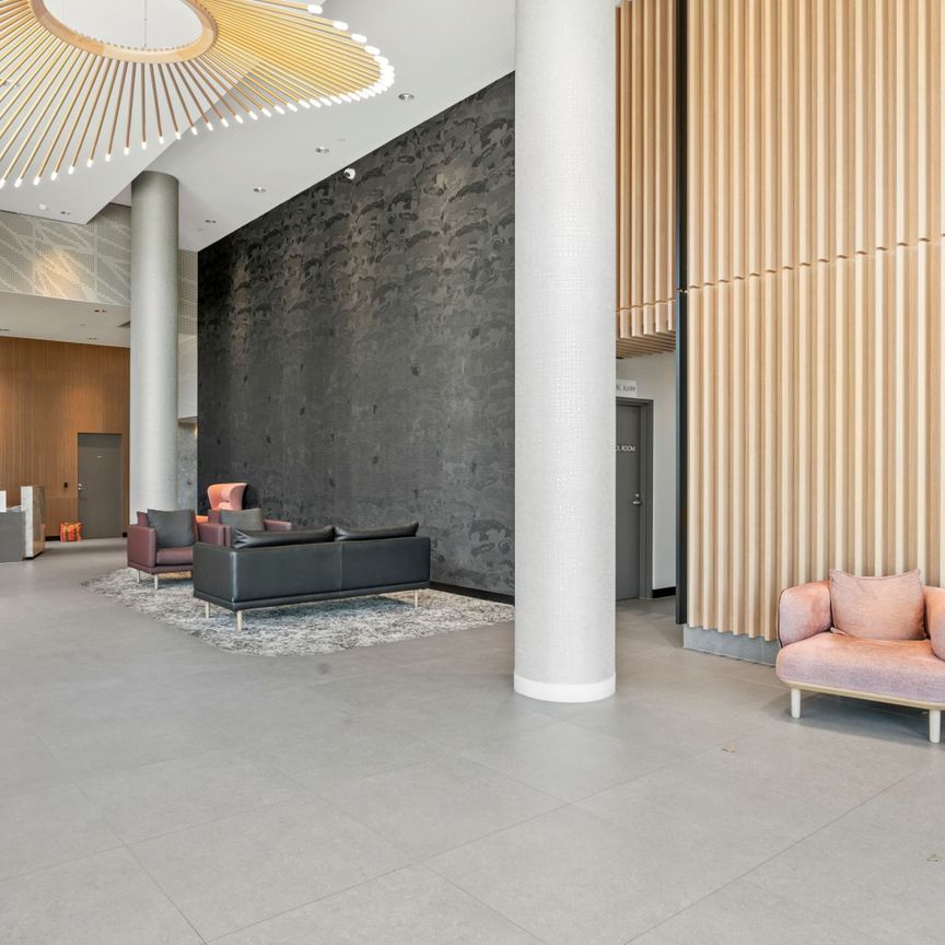 Sky-high Sanctuary with River Views + 2 parking bays - Photo 1