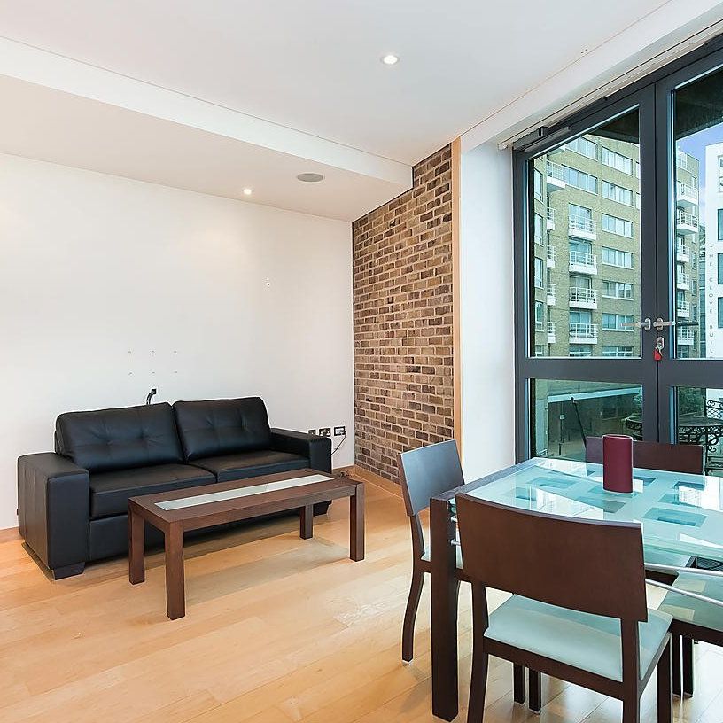 Modern warehouse style apartment in a highly sought after development in the heart of Shad Thames. - Photo 1