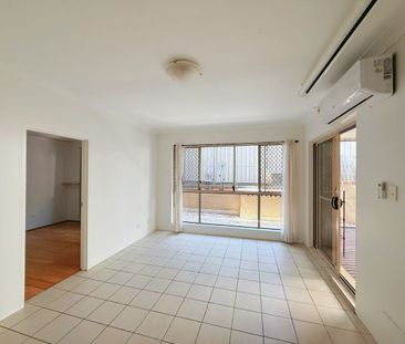 Modern Low-Rise Apartment with Oversized Courtyard in Prime Location - Photo 1