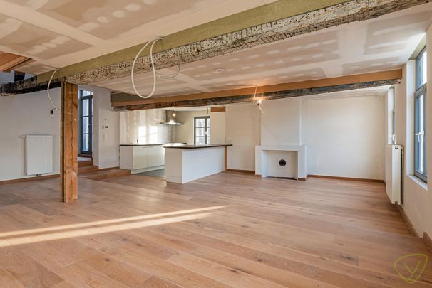 Uitzonderlijk en volledig vernieuwd duplex-appartement gelegen op de Markt van Eeklo! - Photo 1