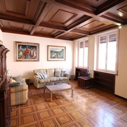 Centre-Ghetto: Semi Furnished 3 Bedroom, 2 bath, spacious living room, fireplace, parquet floors, bright, silent. Newly renovated apartment in beautiful building in characteristic neighbourhood. REF1932 - Photo 1