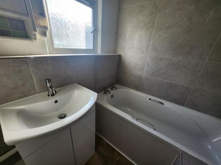 3 Bedroom House To Let - Photo 4