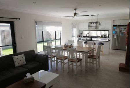 Furnished 5-bedroom in Helensvale - Photo 5