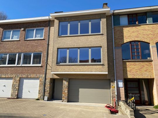Prachtig volledig gerenoveerd duplex appartement met terras, ideaal gelegen op 50m van de Duitse school en op 500m van tramhalte (Tram 39). - Photo 1