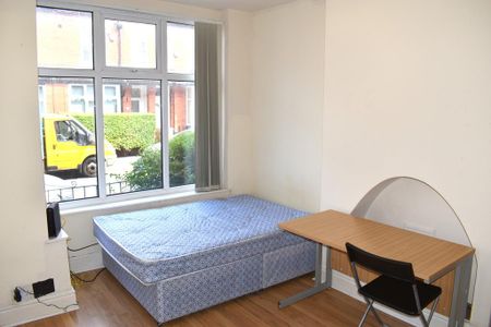 4 bedroom terraced house to rent - Photo 5