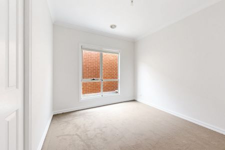 Charming Three-Bedroom Home in the Heart of Essendon North – Fresh, Spacious, and Convenient" - Photo 2