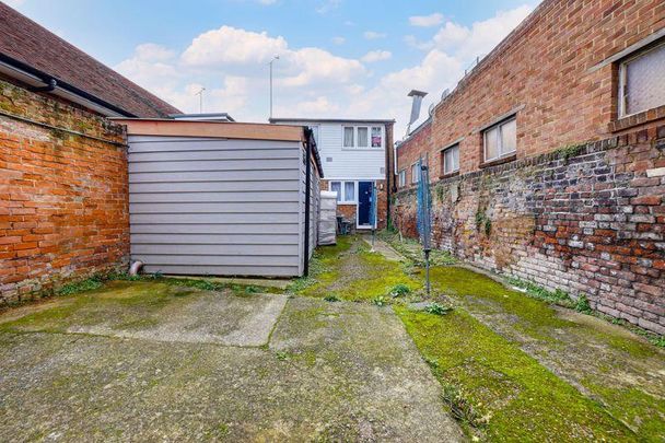 1 bedroom in a house share to rent - Photo 1