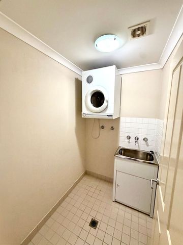 SPACIOUS UNIT IN PRIME LOCATION - Photo 5