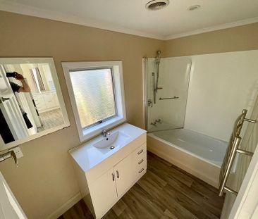 Tidy, close to city, 3 bedroom - Photo 6