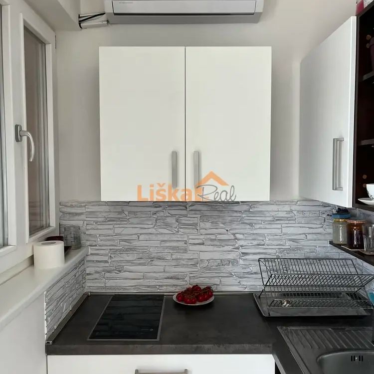 Pronájem moderního bytu 1+kk s balkonem a klimatizací (25 m - Photo 1