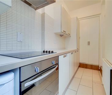 A spacious studio flat on the lower ground floor of this converted ... - Photo 6